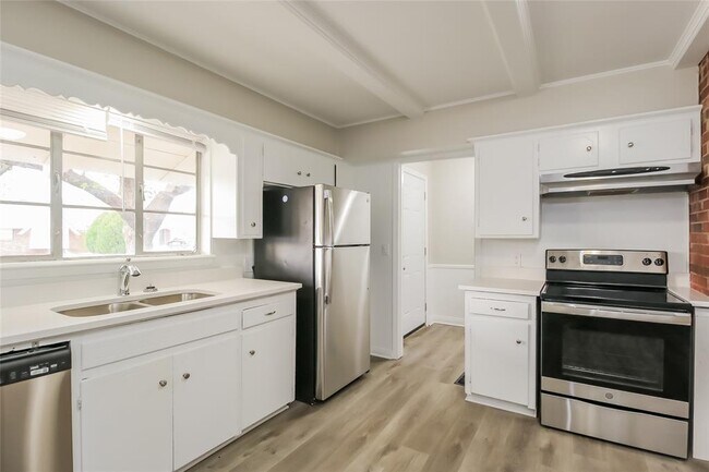 Building Photo - 2904 Huntleigh Dr
