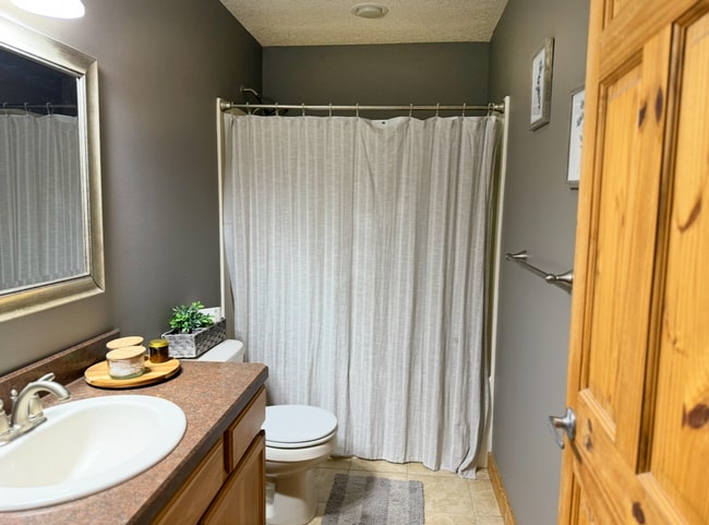 Building Photo - Beautiful West Kalispell Home