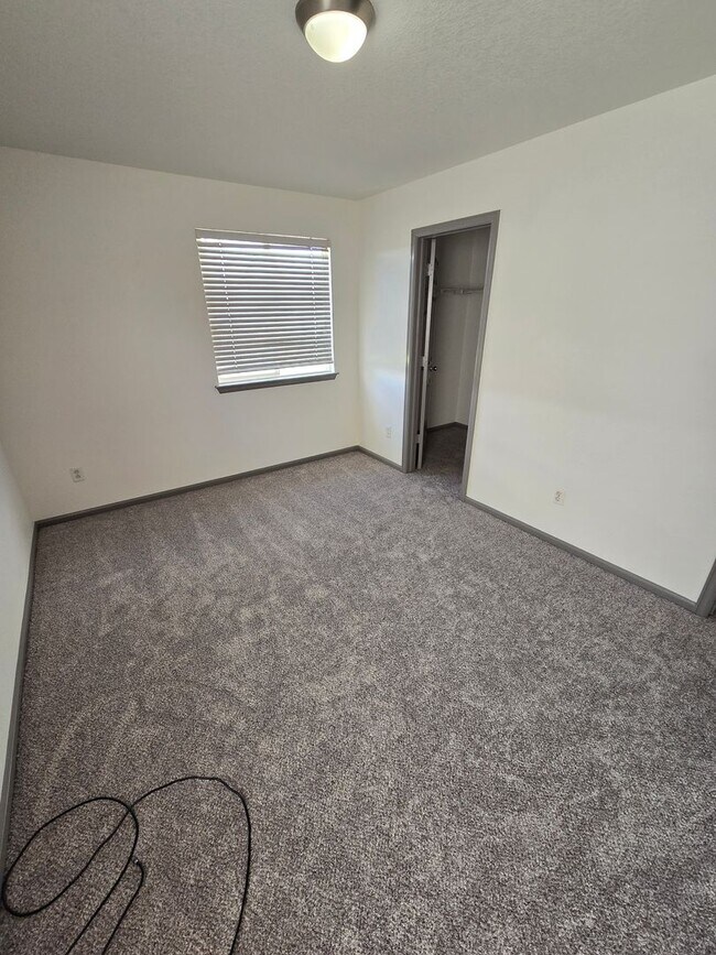 Building Photo - Spacious and Bright 4 Bedroom Home with Garage and Basement Now Available!