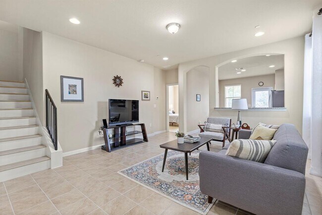 Building Photo - 2880 Donnell Dr