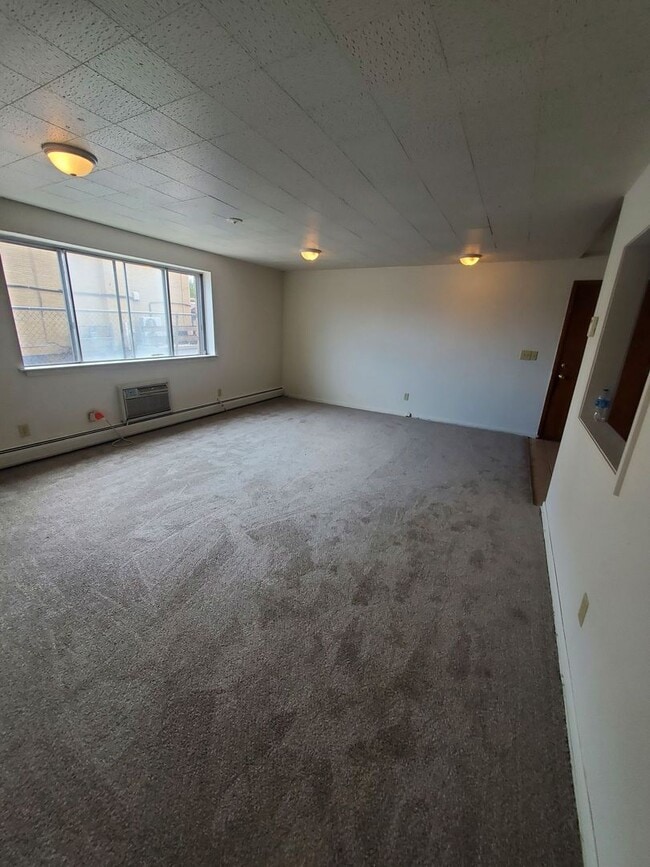 Interior Photo - 1920 Lathrop Ave. (16 Unit)