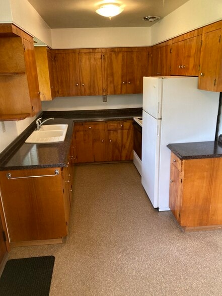 kitchen - 5310 SE Schiller Street