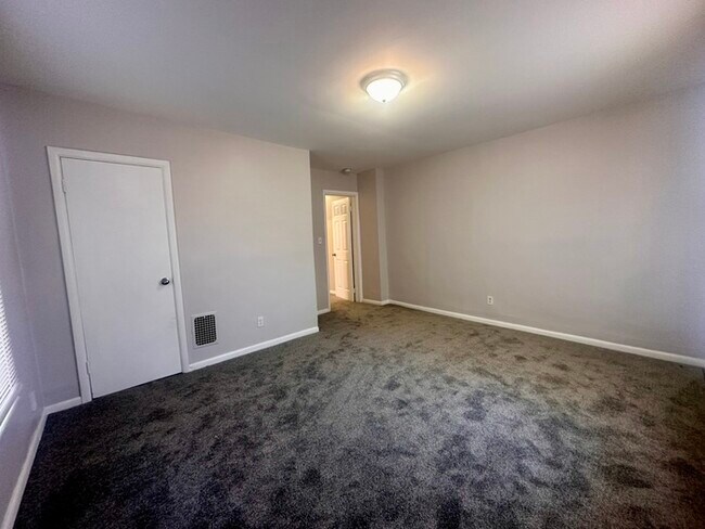 Building Photo - 325 N Gladstone Ave