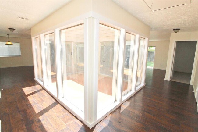 Building Photo - 10402 Gulfstream Ln