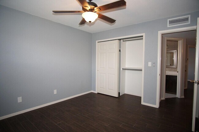 Building Photo - 6525 Brisa Del Mar Dr