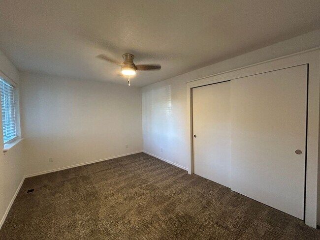 Building Photo - 1073 NE Hidden Valley Dr