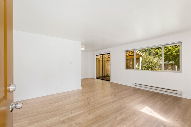 Building Photo - Downtown Issaquah 2 Bedroom 1 Bath Duplex
