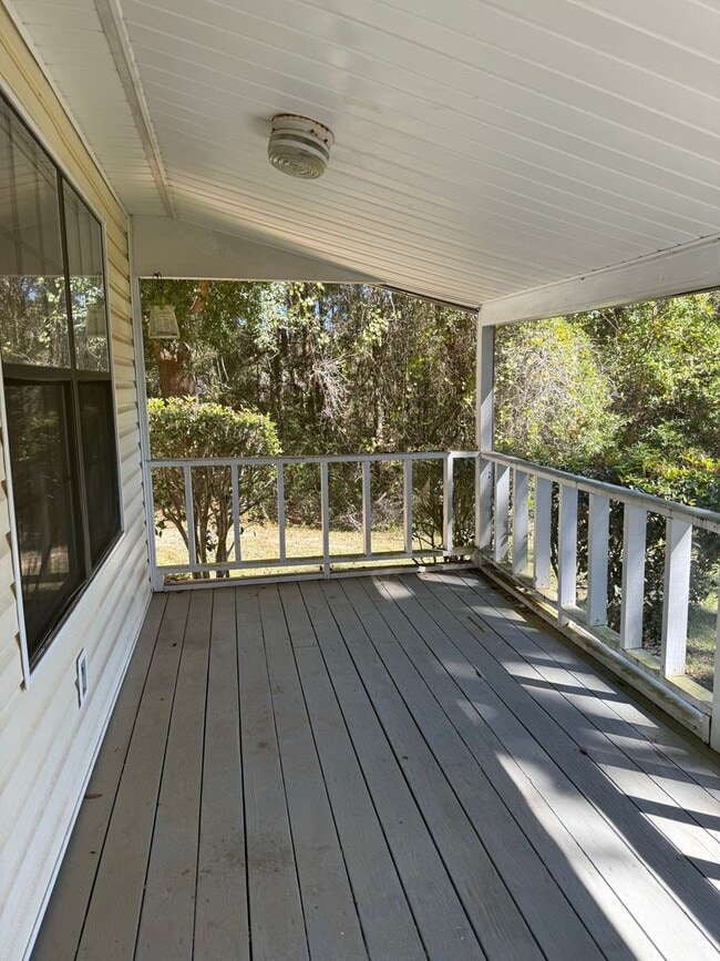 Building Photo - 156 Lakeside Dr