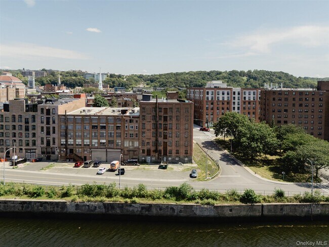 Building Photo - 155 River St