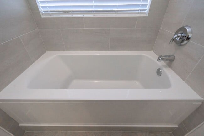 Building Photo - Well Maintained, 3 Bedroom and 2.5 Bathroo...