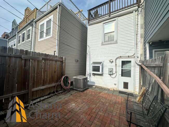 Building Photo - 3 Bedroom Home with Rooftop Views and Modern Finishes