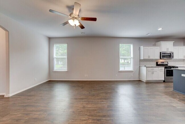 Building Photo - Unique 4/2/2 Near Downtown Tulsa!