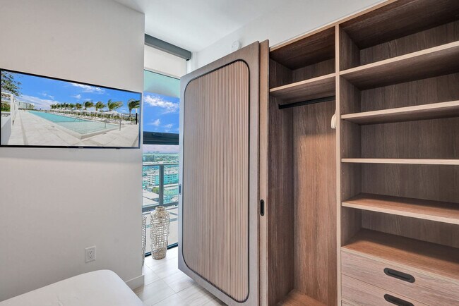 Building Photo - 580 72nd St