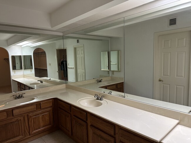 Master Bathroom - 4200 N Miller Rd