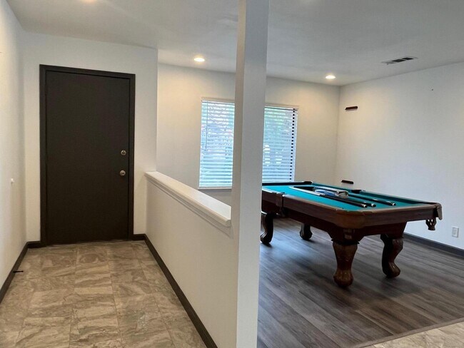 Building Photo - 1233 E Via Escuela