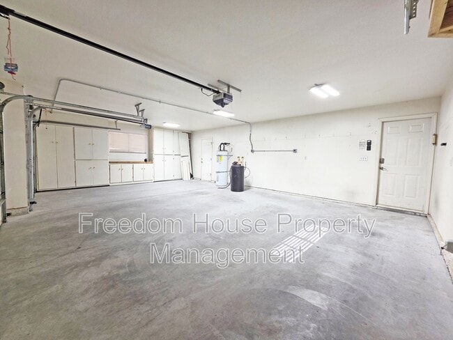 Building Photo - 3630 E Vineyard Dr N