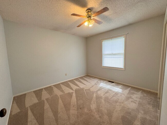 Building Photo - 3 bed 1 bath, Small Town Living!