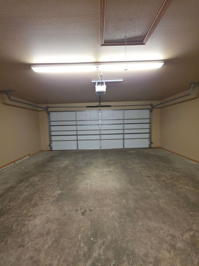 Building Photo - 619 Resimont Dr