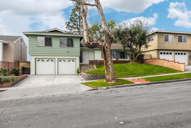 Building Photo - Tri Level 4 bedroom plus Family Room in Yorba Linda