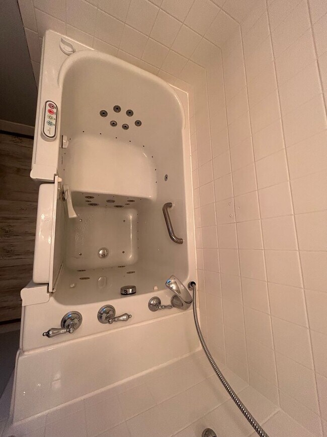 Building Photo - Spacious 3-Bedroom Home with Fenced Yard & Screened Porch in SE Ocala