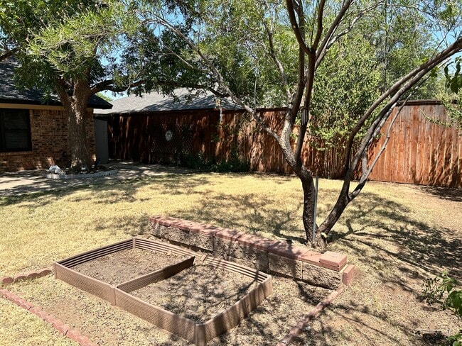 Building Photo - Self Showing - 3 Bedroom 2 bathroom