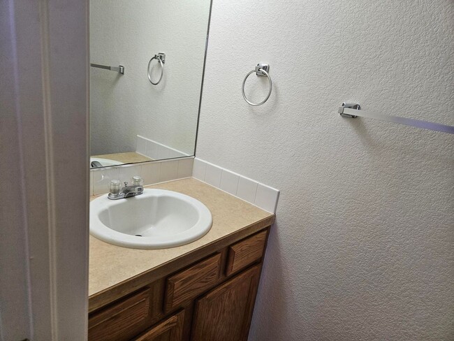 Building Photo - Adorable 2 bedroom townhome Available ASAP!