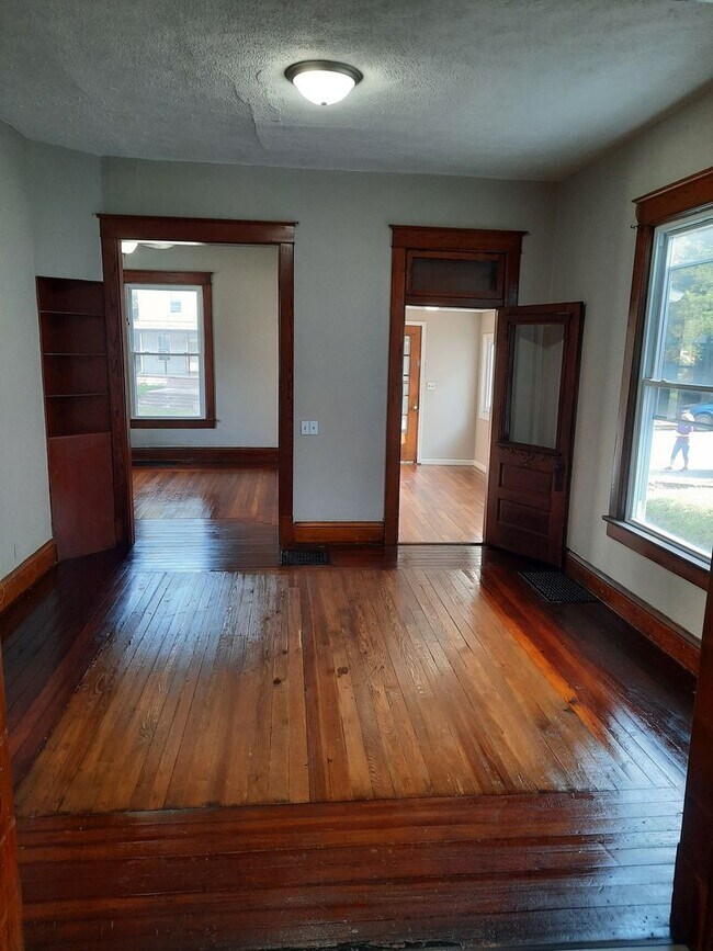 Building Photo - Lovely 3 bedroom 1 bath home
