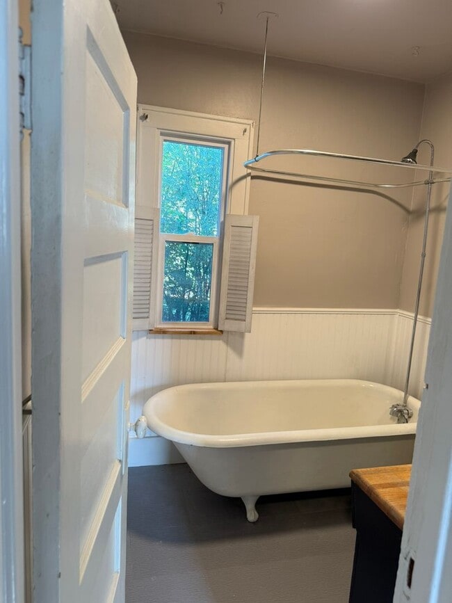 Building Photo - 2 Bed, 1 Bath Home