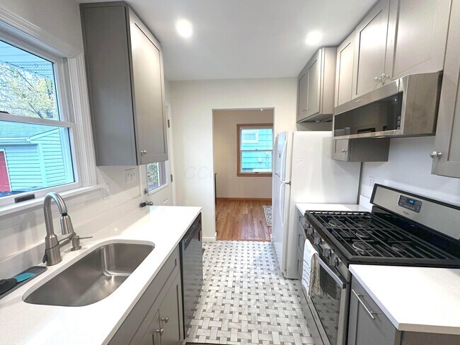 Building Photo - 2443 Shrewsbury Rd