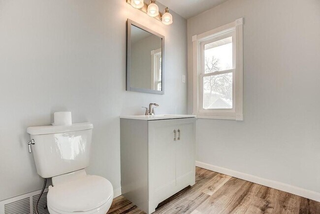 Building Photo - 6 bedroom 2 bathroom available 06/01/2026