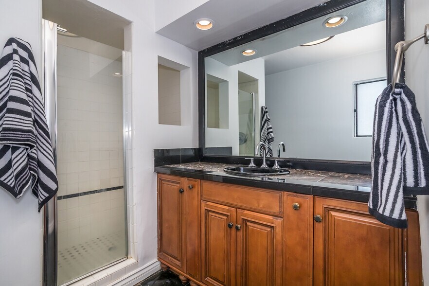 Building Photo - 7560 Hollywood Blvd