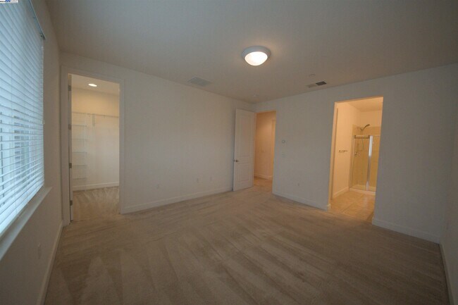 Building Photo - 5530 Esprit Way