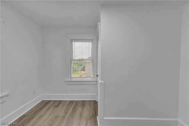 Building Photo - 712 Roselle Ave