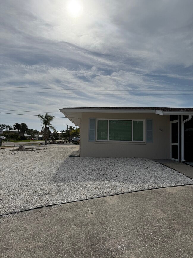 Building Photo - 908 Harbor Dr S