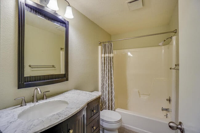 Building Photo - BEAUTIFUL THREE BEDROOM RANCH IN WEST LONGVIEW
