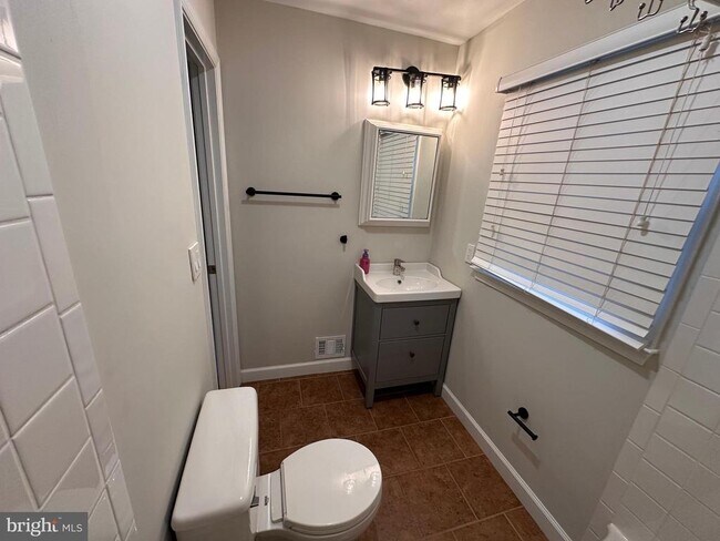 Building Photo - 13 Carriage House Cir