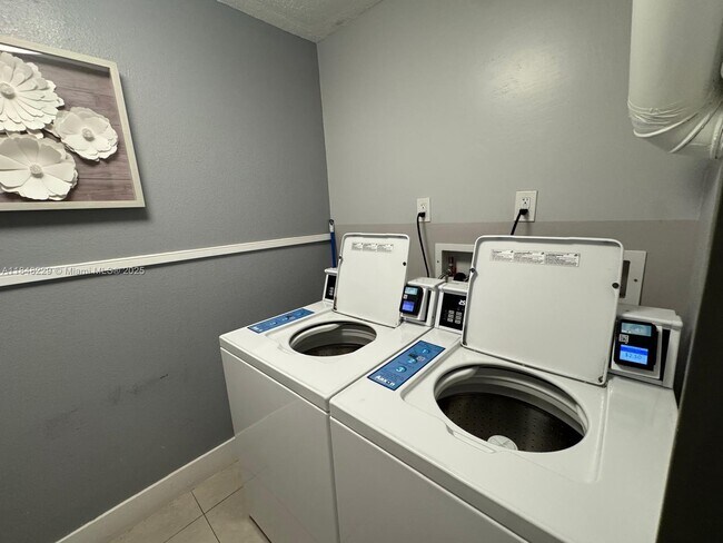 Building Photo - 9350 Fontainebleau Blvd
