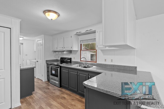 Building Photo - 2 Bedroom, 2 Bath Home located in Tanglewood Shores