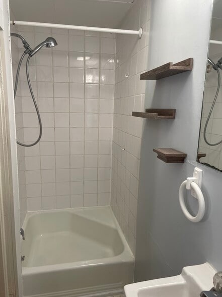 stall shower - 39 Maple St