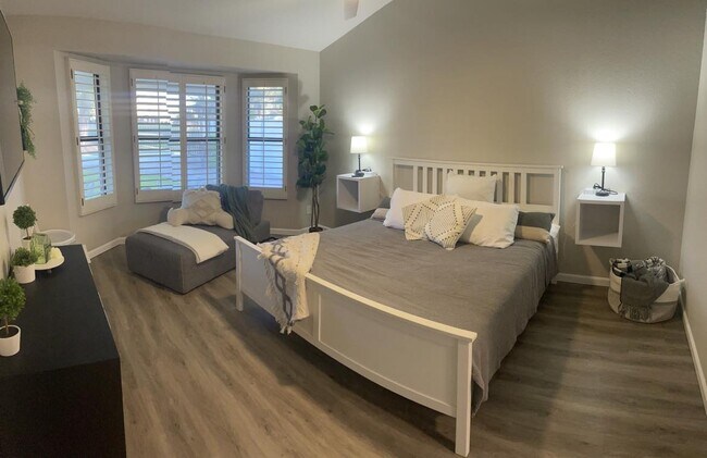 Main bedroom/Private bath - 19407 N 73rd Ln