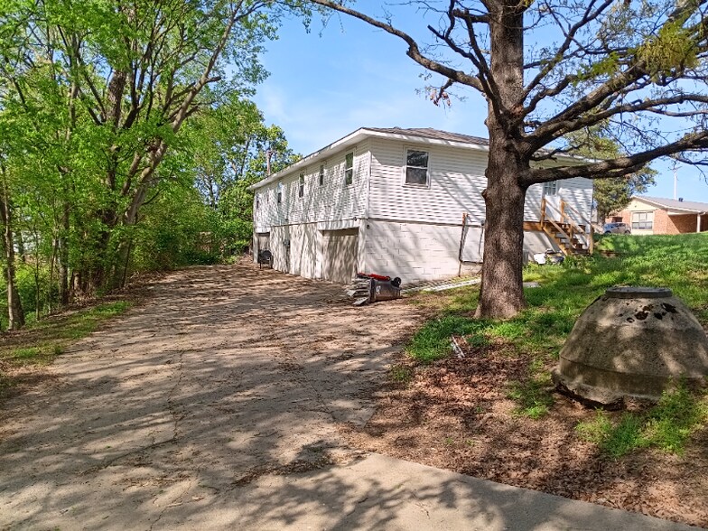 Building Photo - 1601 N Hills Blvd