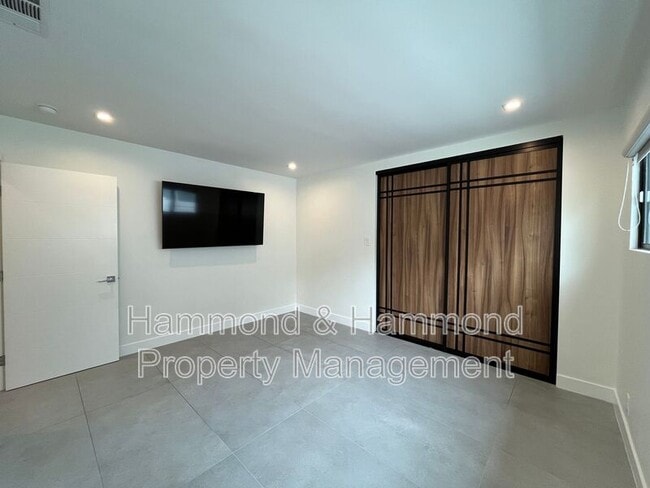 Building Photo - 5735 Saloma Ave