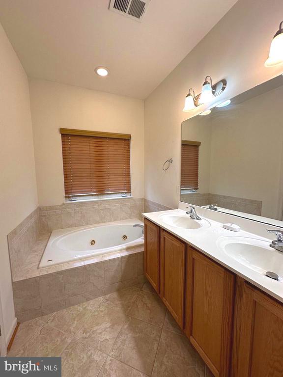 Building Photo - 2100 Abbottsbury Way