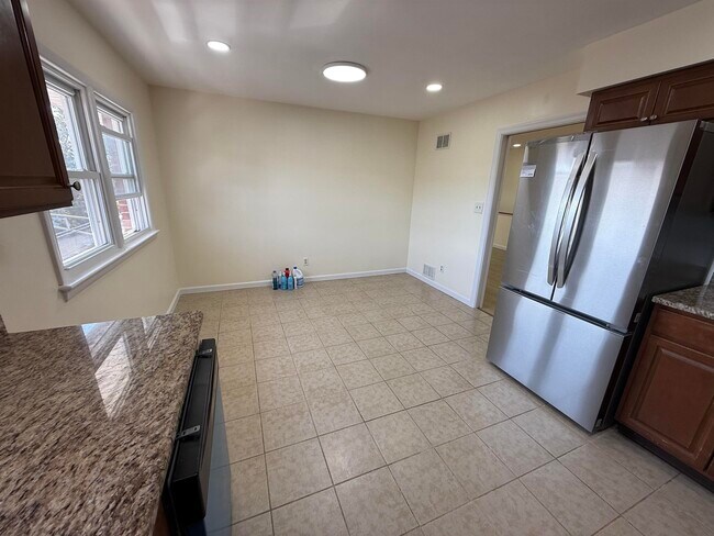 Building Photo - 588 Avenue A