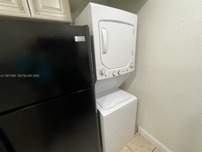 Building Photo - 2630 Riverside Dr