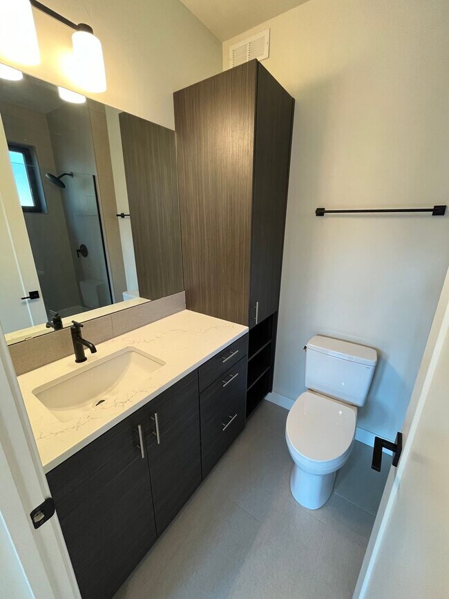 Building Photo - Modern 2 Bed, 2 Bath Just West of Century