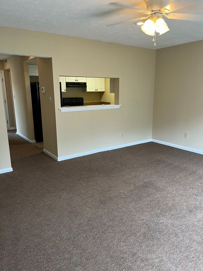 Building Photo - 2 Bedroom 1 1/2 Bath Townhome