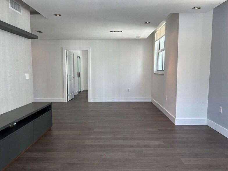 Building Photo - 1250 S Miami Ave