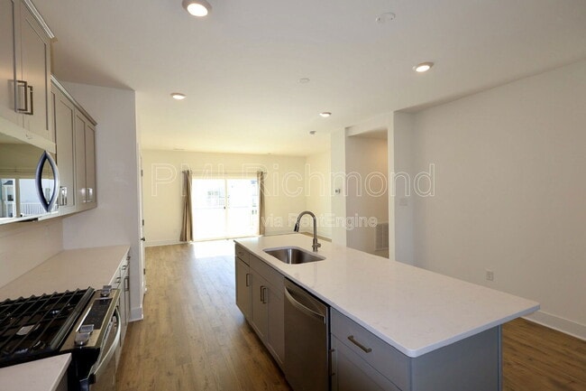 Building Photo - 15325 Sunray Wy