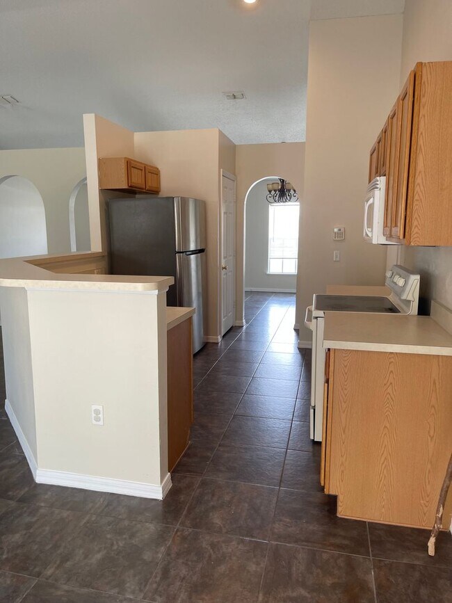 Building Photo - 4 Bedroom, 2 Bathroom, 2 Car Garage Home. Move-in Ready
